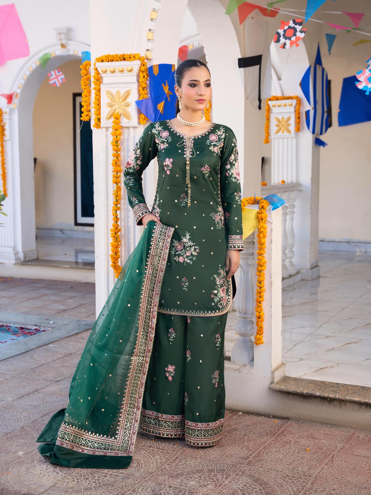 3pc Silk Round Border with Bell Bottom