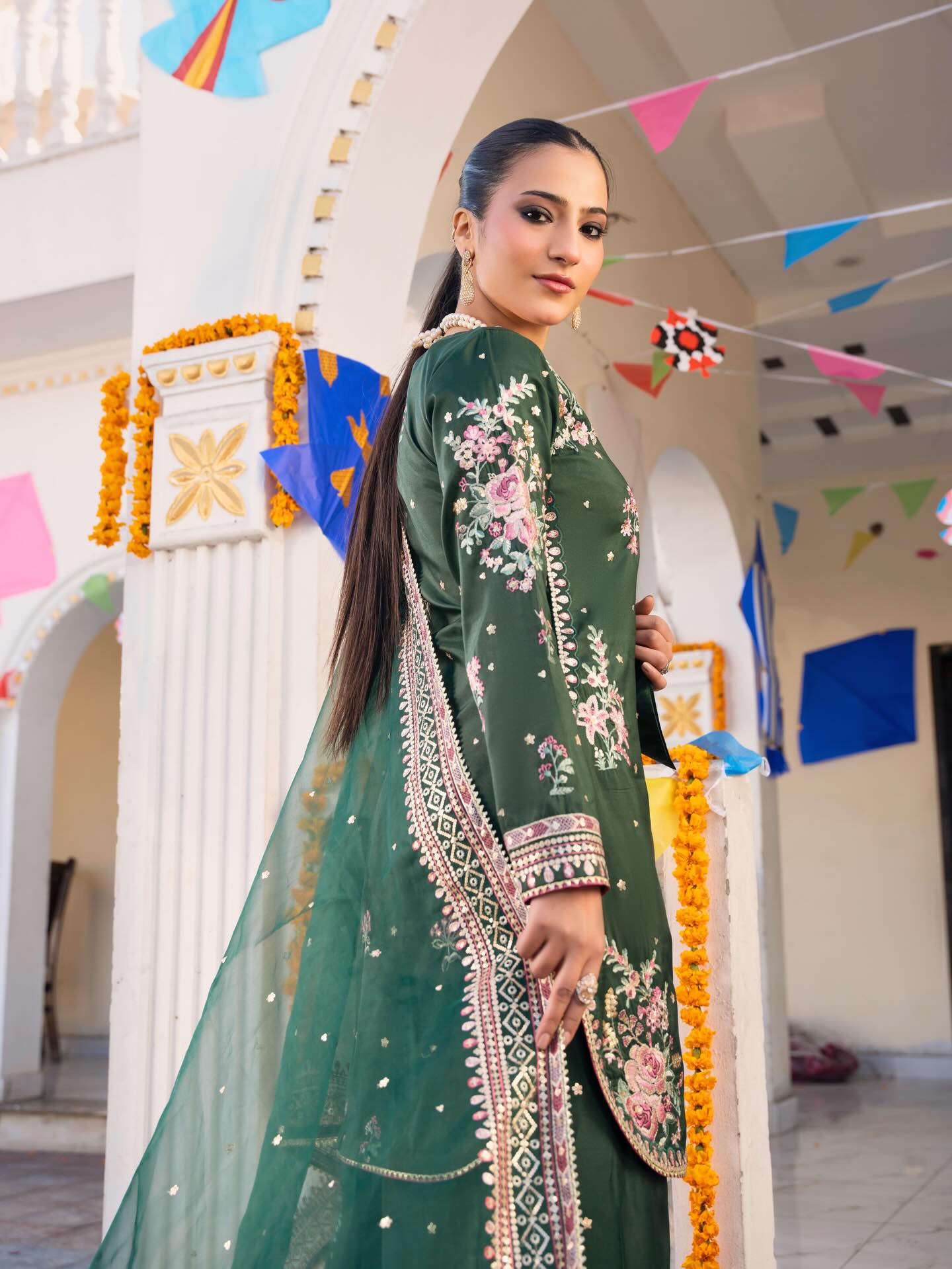 3pc Silk Round Border with Bell Bottom