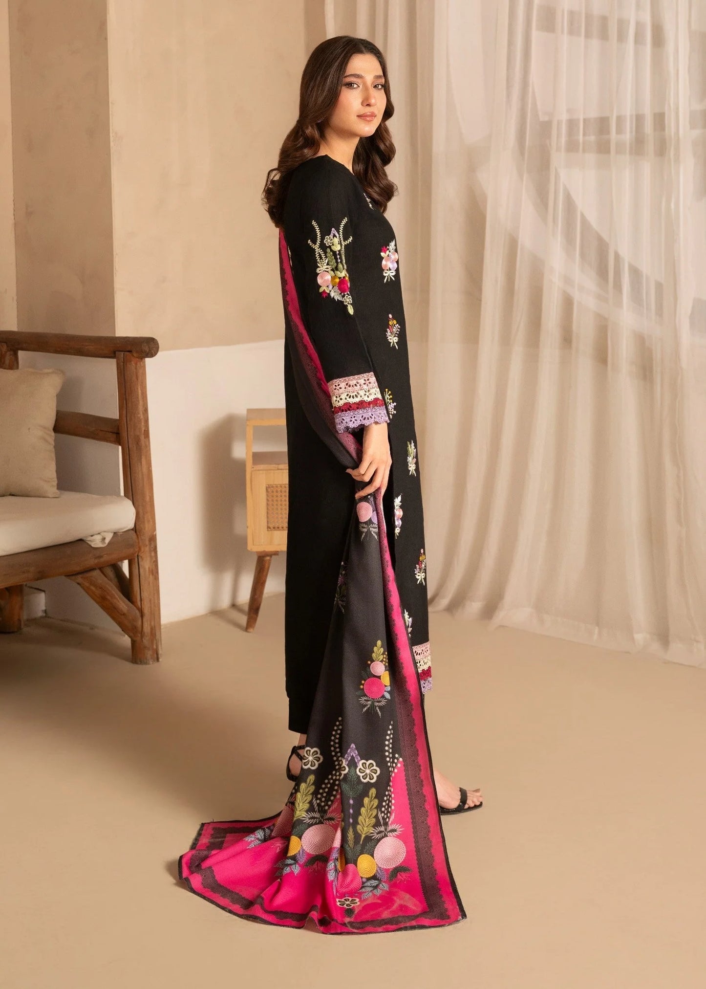 Faiqa - Black