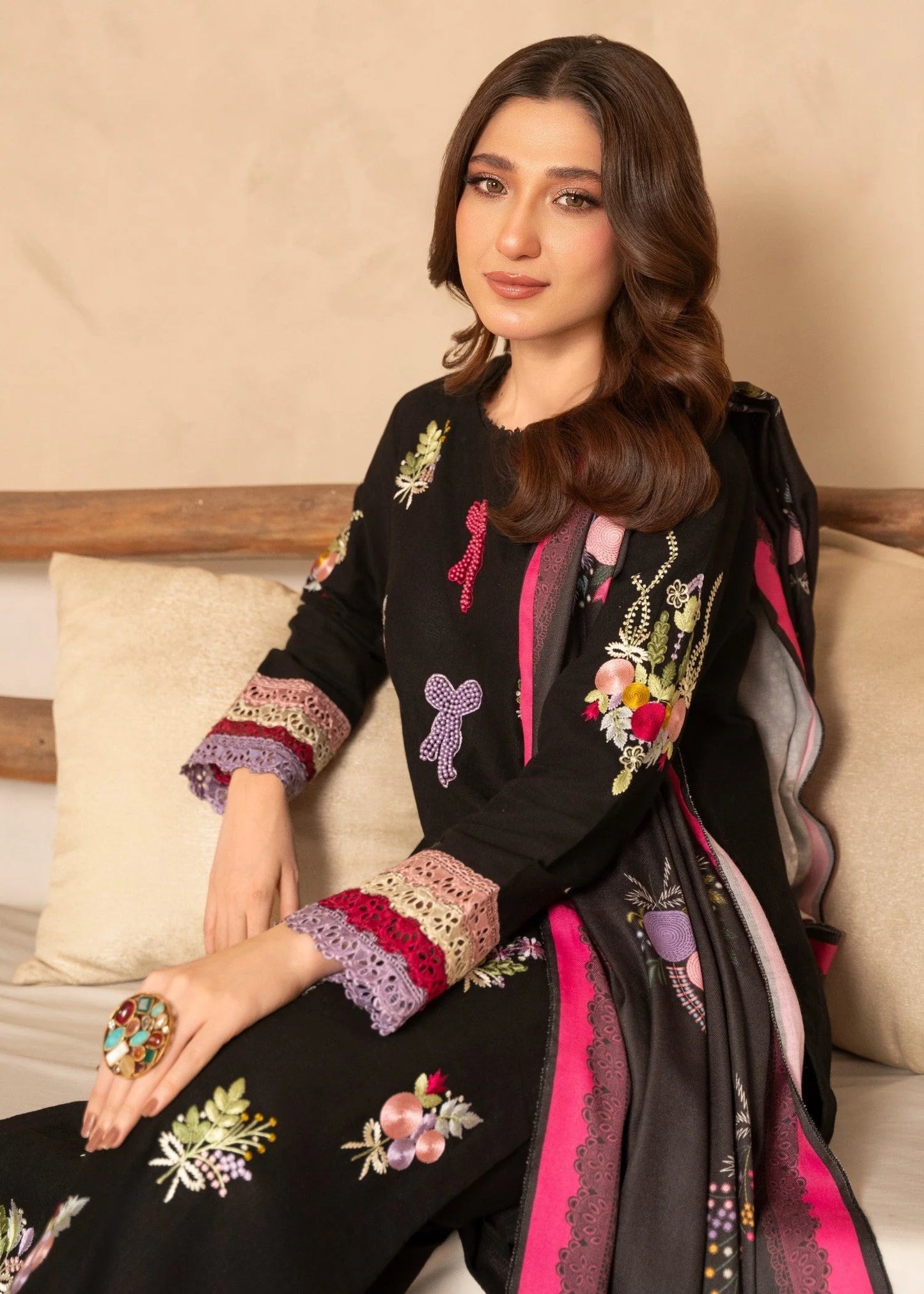 Faiqa - Black
